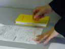 本を探したら確認のスタンプをもらいます